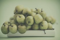 Closeup view of Plate of green apples — Stock Photo