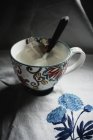 Крупный план чашки травяного имбирного чая — стоковое фото