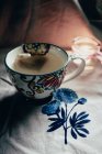 Close-up de uma xícara de chá de gengibre à base de plantas e um tealight — Fotografia de Stock