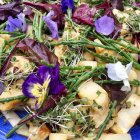 Céleri-rave cuit au four avec samphire et fleurs comestibles — Photo de stock