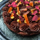 Gâteau au chocolat avec crème anglaise et oranges séchées — Photo de stock