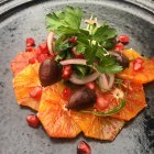 Кровавый апельсиновый салат с оливками, красный лук и петрушка — стоковое фото