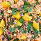 Salade marocaine d'orange et de carotte à la menthe et aux pistaches — Photo de stock