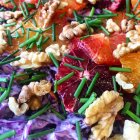 Salade de chou rouge avec orange sanguine et noix — Photo de stock