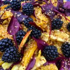 Yellow beetroot with blackberries and sesame seeds — Stock Photo