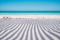 Vue panoramique sur les tongs sur une serviette de plage, Australie — Photo de stock