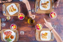 Tre bambini che fanno colazione, vista dall'alto — Foto stock