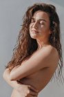 Портрет красивой женщины, покрывающей грудь — стоковое фото
