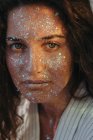 Ritratto di una bella donna ricoperta di glitter — Foto stock