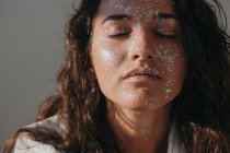 Portrait of a beautiful woman covered in glitter — Stock Photo