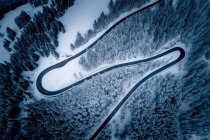 Вид с воздуха на извилистую дорогу через горы зимой, Зальцбург, Австрия — стоковое фото