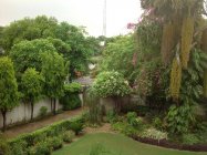 Vista panoramica del giardino residenziale, Nuova Delhi, India — Foto stock
