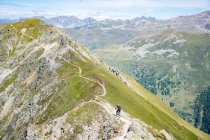 Мужчина катался на горных велосипедах в швейцарских Альпах недалеко от Давоса, Швейцария — стоковое фото