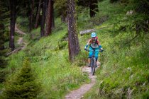 Donna mountain bike nelle Alpi svizzere vicino Davos, Graubunden, Svizzera — Foto stock