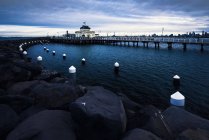 Vista panorámica del muelle de St Kilda al atardecer, Melbourne, Victoria, Australia - foto de stock