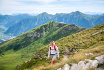 Woman hiking on mountain path above Gastein, Salzburg, Austria — Stock Photo