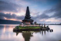 Pura ulun danu bratan templo bajo cielo nublado, tailandia - foto de stock