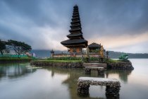Pura ulun danu bratan tempio sotto cielo nuvoloso, Thailandia — Foto stock
