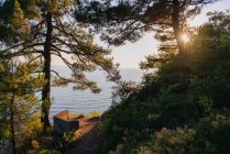 Мальовничим видом береговим ландшафтом захід сонця, Росія — стокове фото