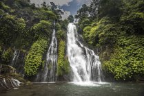 Vista panorámica de las cascadas gemelas de Banyumala, Bali, Indonesia - foto de stock