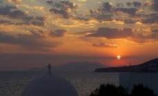 Vista panoramica della cupola della Chiesa al tramonto, Tilos, Grecia — Foto stock