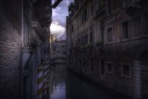 Мальовничий вид на венеціанські стежки 97, Венеція — стокове фото