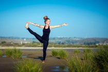 Donna sulla spiaggia di Los Lances facendo posa yoga corpo a corpo, The Strait Natural Park, Tarifa, Cadice, Andalusia, Spagna — Foto stock