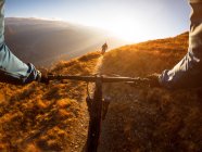 Особистий погляд людини на гірському велосипеді з другом в Альпах, Гаштайні, Зальцбурзі, Австрія. — стокове фото