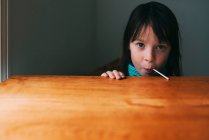 Retrato de una chica comiendo una piruleta - foto de stock