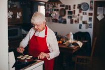 Mujer mayor cocinando albóndigas de Navidad suecas tradicionales - foto de stock