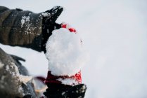 Nahaufnahme der Hände eines Jungen, der einen Schneeball hält — Stockfoto