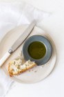 Pan con aceite de oliva y sal, vista de cerca - foto de stock