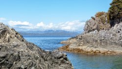 Vista panoramica sulla spiaggia rocciosa, Brady Beach, Alberni Inlet, Bamfield, British Columbia, Canada — Foto stock