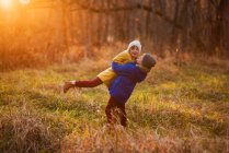 Chico y chica jugando en el bosque, Estados Unidos - foto de stock