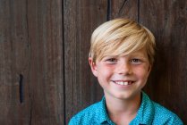 Portrait d'un garçon souriant avec des taches de rousseur — Photo de stock