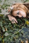 Портрет жінки - бохо, що лежить на озері (Росія). — стокове фото
