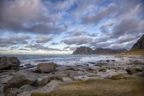 Vista panorâmica da majestosa praia rochosa, Uttakleiv, Lofoten, Nordland, Noruega — Fotografia de Stock