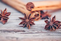 Зоряний аніс і кориця палички на дерев'яному столі — стокове фото