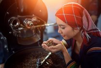 Mulher preparando grãos de café torrados — Fotografia de Stock