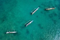 Vista aérea de cuatro barcos tradicionales, Lombok, Indonesia - foto de stock