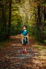 Menina de pé em um caminho no início do outono, Estados Unidos — Fotografia de Stock
