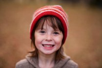 Портрет усміхненої дівчини у вовняному капелюсі — стокове фото