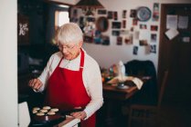 Старшая женщина готовит традиционные шведские пельмени — стоковое фото