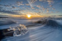 Мальовничий вид на величні Діамантовий берег при сходом сонця, Jokulsarlon, Vatnajokull льодовика Національний парк, Ісландія — стокове фото