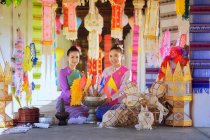 Dos mujeres vestidas con ropa tradicional tailandesa, Chiang Mai, Tailandia - foto de stock