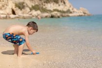 Мальчик играет на пляже, Греция — стоковое фото