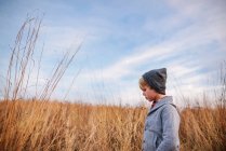 Портрет мальчика, стоящего в поле, США — стоковое фото