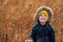 Портрет улыбающейся девушки в поле, сша — стоковое фото