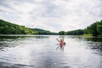 Dos chicos jugando en un río, Estados Unidos - foto de stock