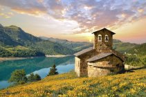 Vue panoramique de la chapelle dans les Alpes, France — Photo de stock